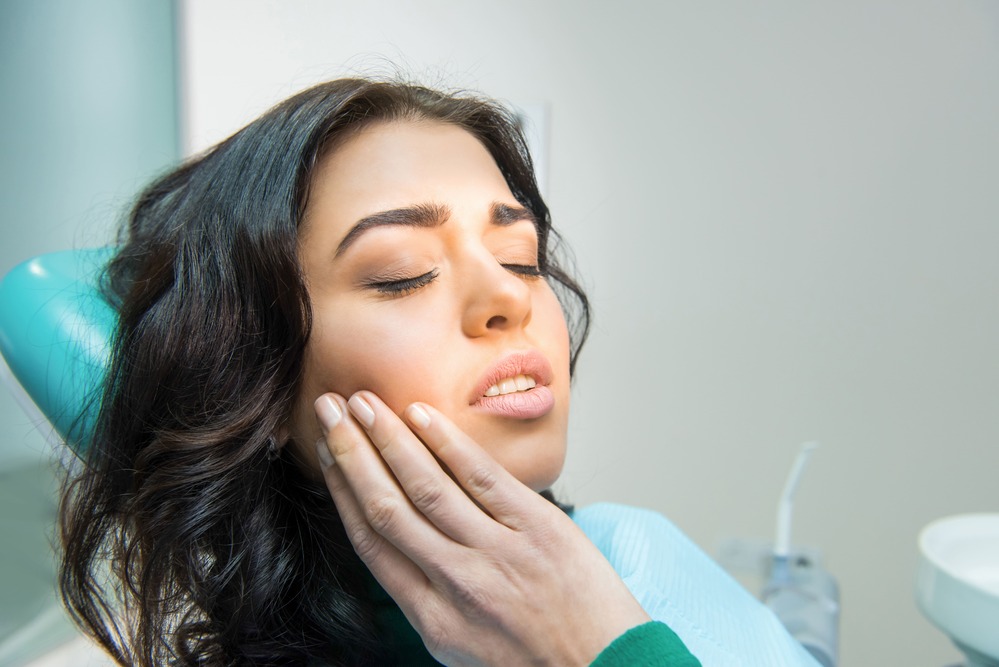 Read more about the article 牙齒崩一角怎麼補？三種治療方案你該怎麼選？